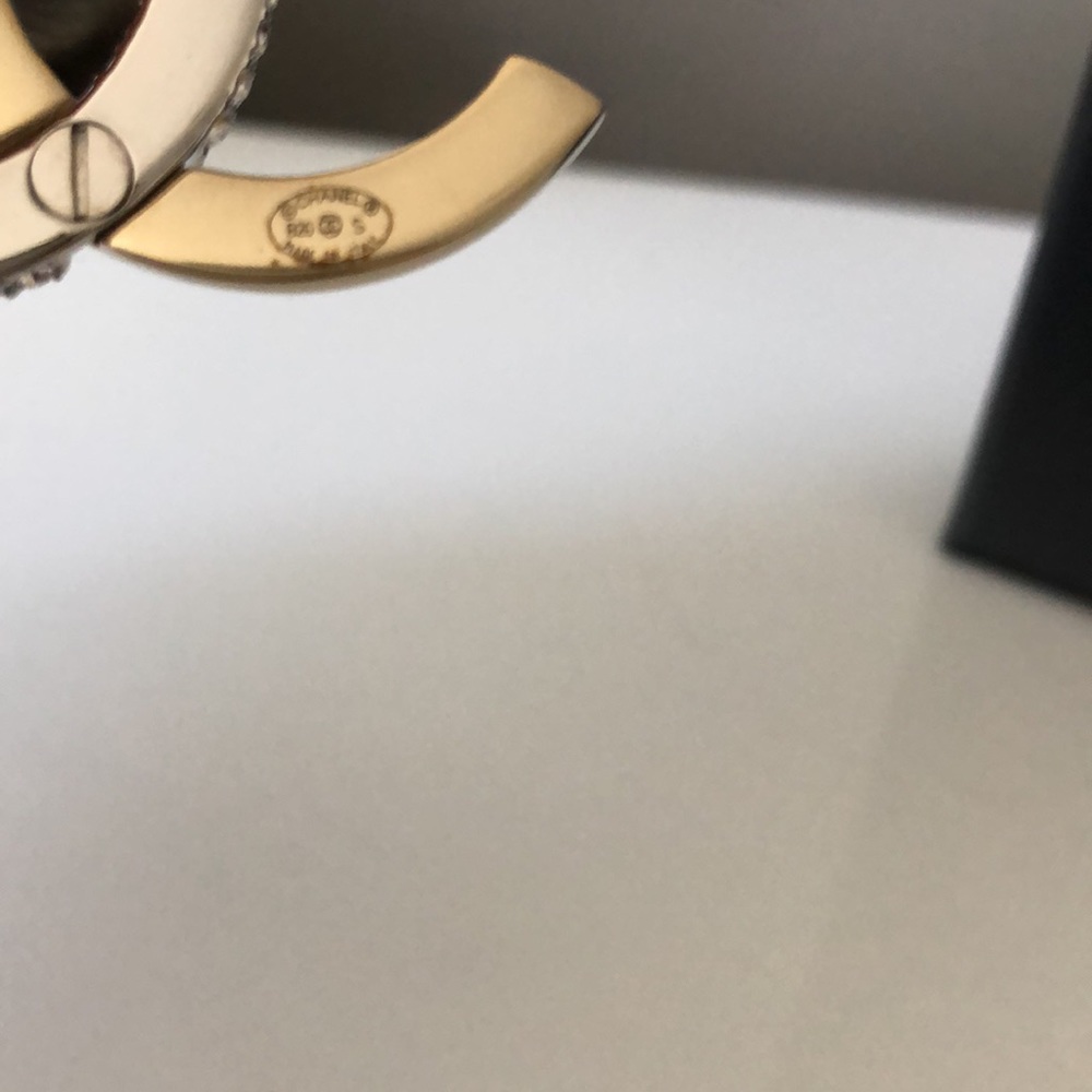 NEW Chanel CC Logo Brooch - Picture 9 of 12